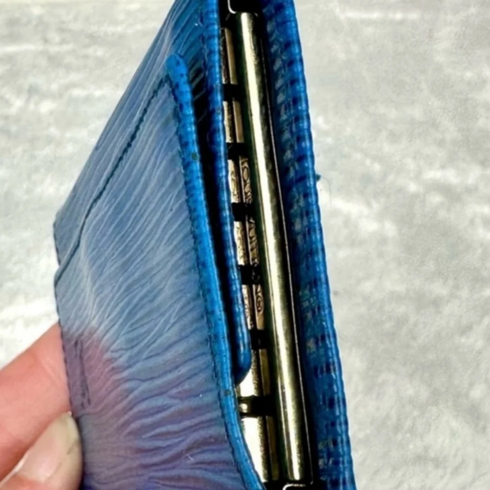 LV Epi Key Holder - Picture 4 of 7